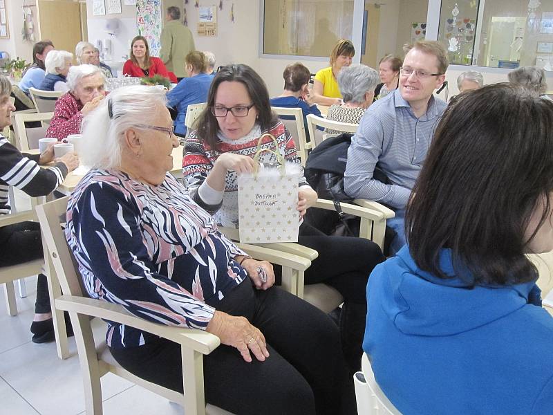 Splněním vánočních přání udělala Ježíškova vnoučata  v neděli 15. prosince radost klinetům Alzheimercentra v Zábřeze.