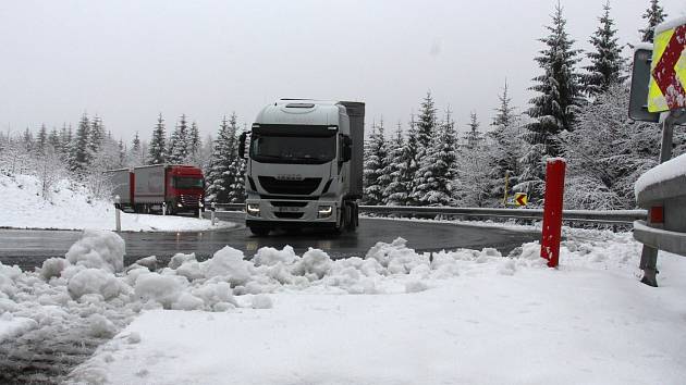 Na Červenohorském sedle napadlo 18. dubna do rána asi pět centimetrů sněhu. Sněžit má i celou středu 19. dubna.