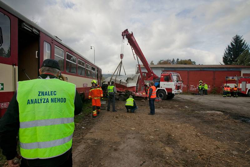 Simulovaná dopravní nehoda dodávky a osobního vlaku na železničním přejezdu v Jeseníku.