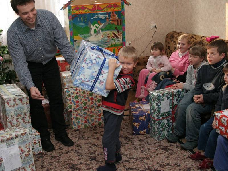 Předávání dárků dětem z ukrajinských dětských domovů.