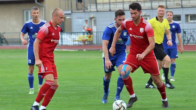 Fotbalisté Uničova (červené dresy) postoupili přes Šumperk do 2. kola MOL Cupu. K výhře jim stačil jediný gól.