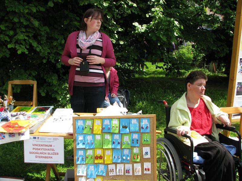 Veletrh sociálních služeb se konal u šumperské Vily Doris.