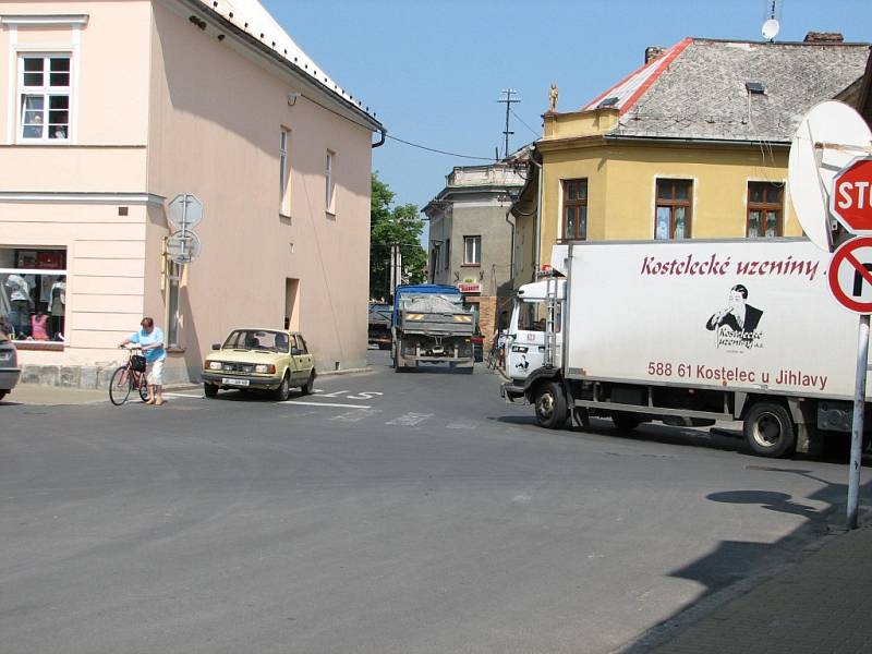 Centrem Javorníku proudí denně stovky nákladních vozů. Stavba obchvatu města se kvůli komplikacím s pozemky opět odkládá.