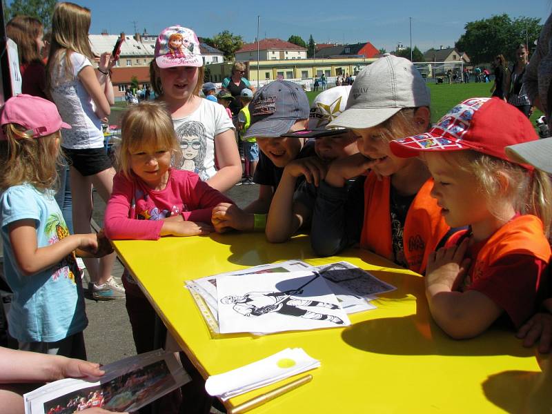 Olympijského klání pod pěti kruhy nazvaného Člověk člověku, který připravili studenti zdejší Střední školy sociální péče a služeb, se v Zábřehu zúčastnili postižení ze širokého okolí i děti z místních mateřských školek.