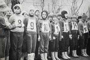 NAŠI PIONÝŘI. Pionýrská skupina Bludov před zahájením branného závodu konaného u příležitosti Dne lidových milicí 2. února 1974.