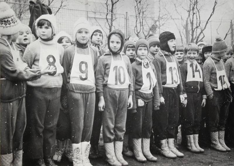 NAŠI PIONÝŘI. Pionýrská skupina Bludov před zahájením branného závodu konaného u příležitosti Dne lidových milicí 2. února 1974.