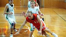 Šumperští basketbalisté (bílé dresy) v domácím utkání se Svitavami