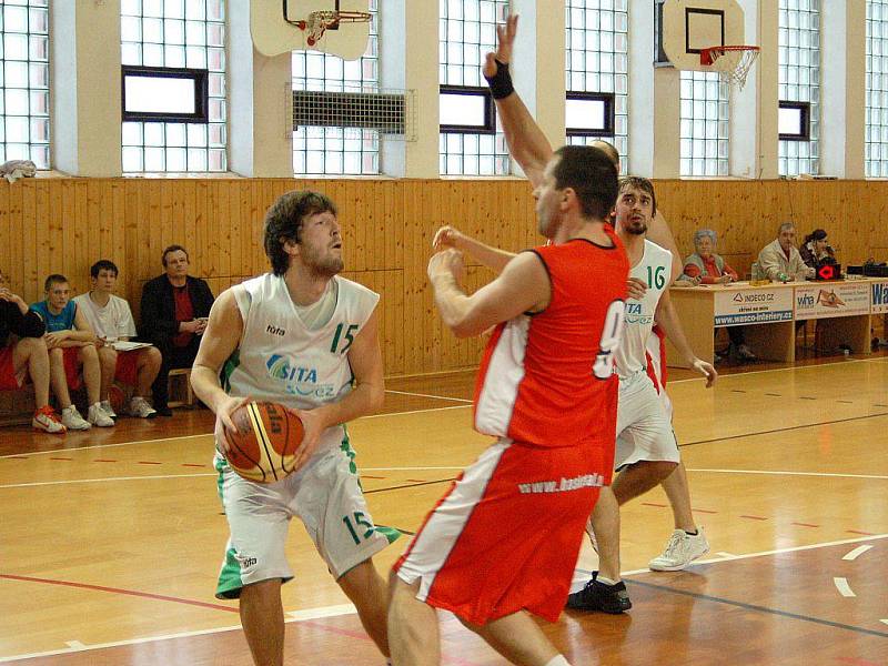 Šumperští basketbalisté (bílé dresy) v domácím utkání se Svitavami