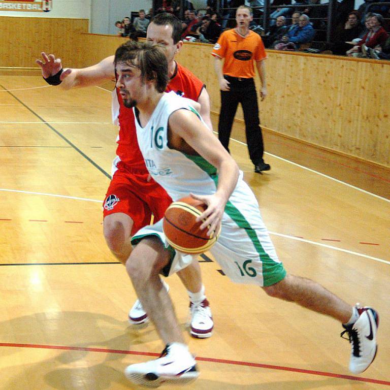 Šumperští basketbalisté (bílé dresy) v domácím utkání se Svitavami