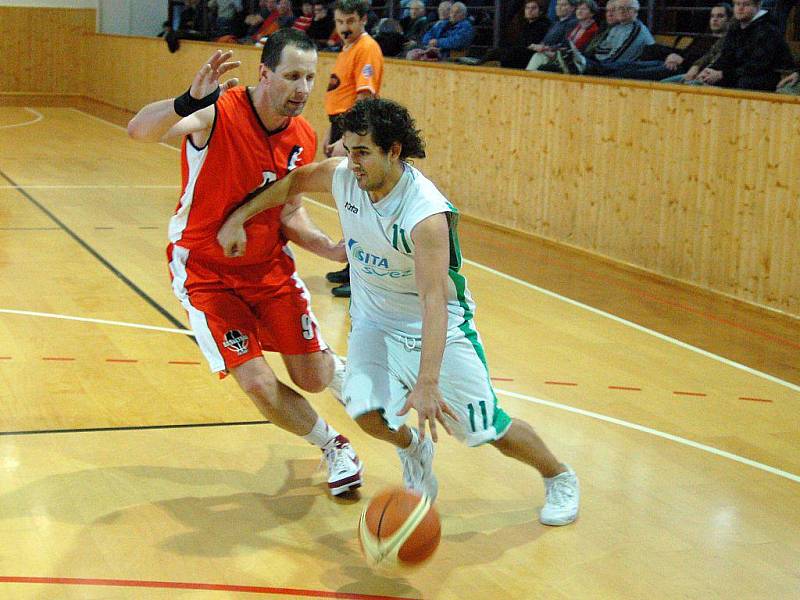 Šumperští basketbalisté (bílé dresy) v domácím utkání se Svitavami