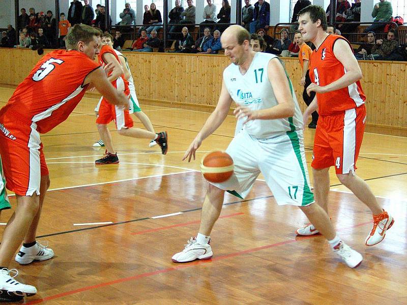 Šumperští basketbalisté (bílé dresy) v domácím utkání se Svitavami