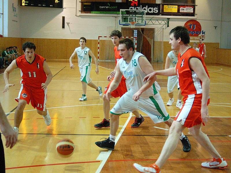 Šumperští basketbalisté (bílé dresy) v domácím utkání se Svitavami