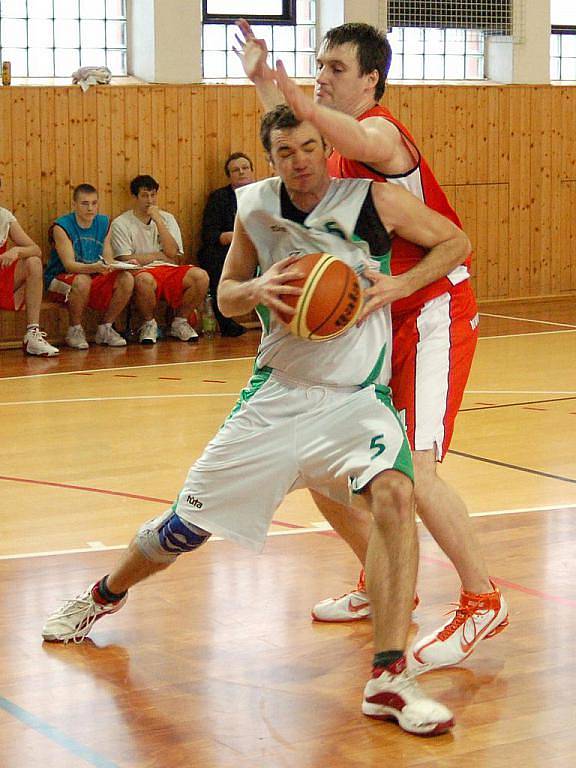 Šumperští basketbalisté (bílé dresy) v domácím utkání se Svitavami