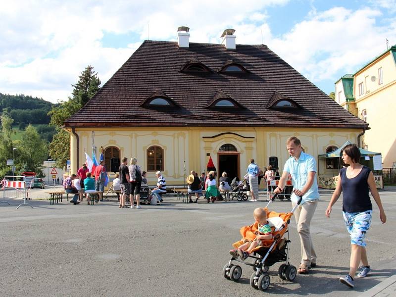 Opravenou budovu Katovny v Jeseníku si prohlédly desítky lidí. Nově se v ní nachází česko-polská expozice a informační centrum.