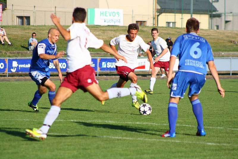 Zábřeh versus Mikulovice (bíločervené dresy) během pohárového utkání.