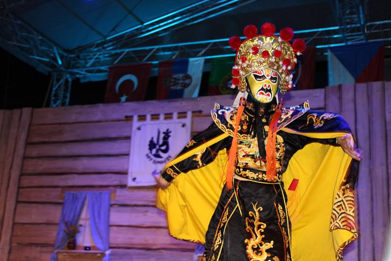 V pátek a v sobotu se na hlavních pořadech Mezinárodního folklorního festivalu v Šumperku představily postupně dvě desítky souborů. Mezi nimi byl i soubor z čínské Šanghaje.