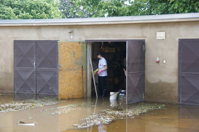 Jedenáct dobrovolníků a dva zaměstnanci Charity Zábřeh se během týdne vystřidalo na Litoměřicku, kde pomáhali lidem postiženým povodní.