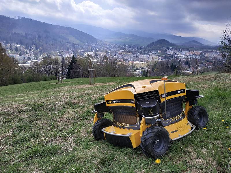 Robotická sekačka, kterou pořizuje město Jeseník. Snímek z dubnové prezentace v Jeseníku. Takový stroj pořídilo i město Zábřeh místním technickým službám.