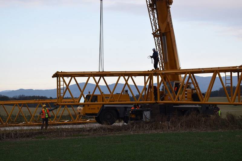 Instalace jeřábu, který je nutný k montáži elektrárny u Kobylé nad Vidnávkou