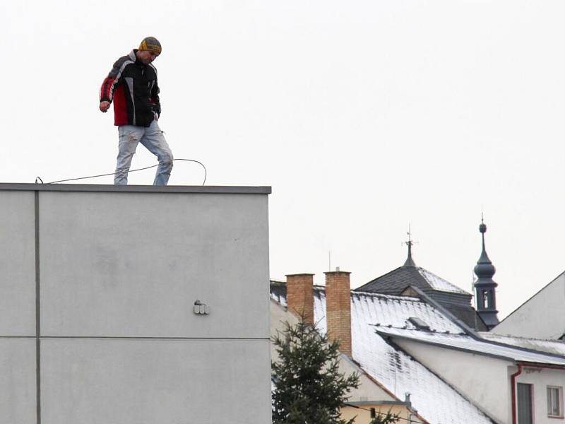 Centrum Zábřehu uzavřeli, muž na střeše začal na ulici házet kameny 