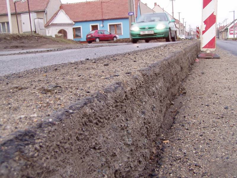 Přes sto milionů bude stát oprava silnice z Bílého potoka do Dolního Údolí  (ilustrační foto)