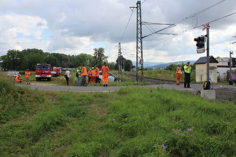 Nehoda na železničním přejezdu k čistírně odpadních vod v Šumperku v pondělí 15. července 2019.