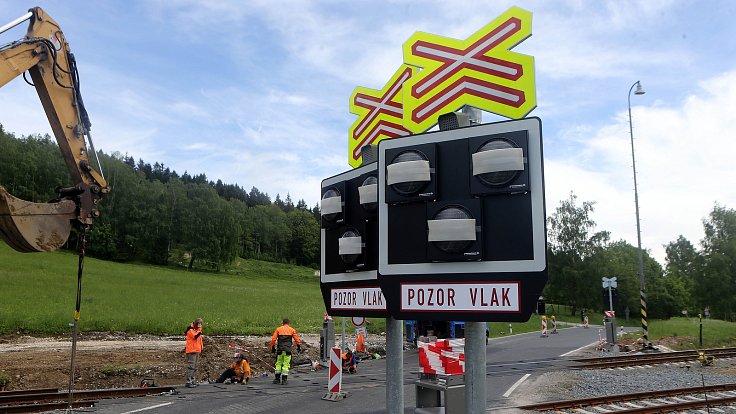 Výstavba železničního přejezdu se závorami ve Vápenné