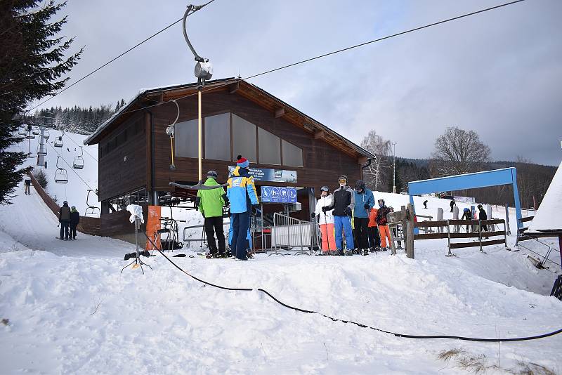 Zahájení lyžařské sezony o druhém prosincovém víkendu 2021 ve Filipovicích na Jesenicku.