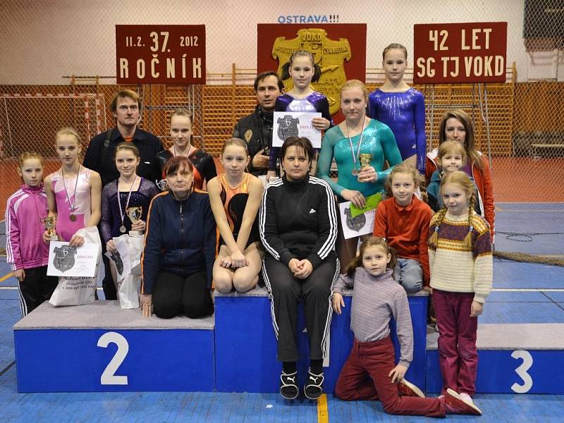 Společná fotka šumperských gymnastek na závodech v Porubě