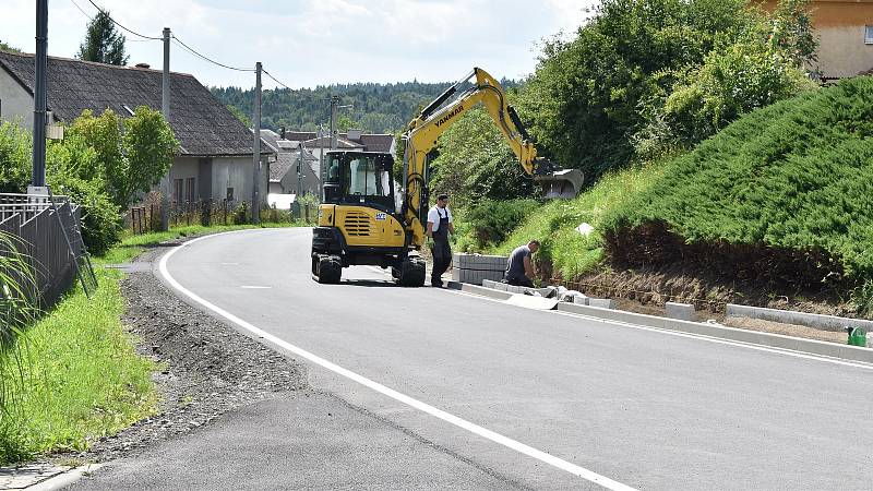 Výstavbu kanalizace v Kamenné završuje rekonstrukce silnic a chodníků.