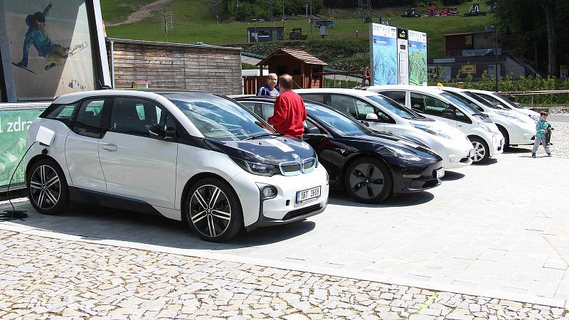 Kouty nad Desnou byly cílem letošního ročníku eJantarové cesty elektromobilů.