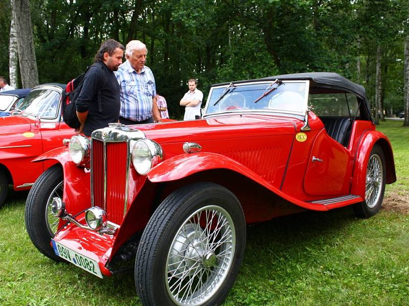 V Mohelnici se uskutečnila přehlídka historických aut a motocyklů.