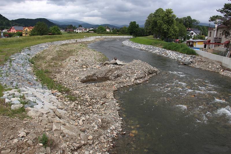 Stavba protipovodňových opatření na řece Desné - lokalita u mostu na silnici I/11 z Rapotína do Petrova.