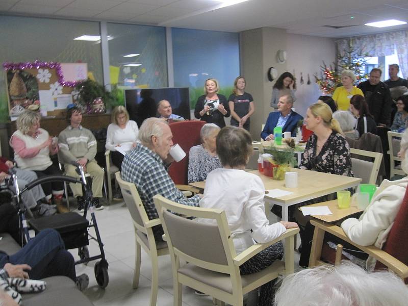 Splněním vánočních přání udělala Ježíškova vnoučata  v neděli 15. prosince radost klinetům Alzheimercentra v Zábřeze.