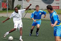 Utkání FC Draci Šumperk versus MYSA Nairobi z Keni. Zápas sledoval i fotbalový internacionál Tomáš Ujfaluši