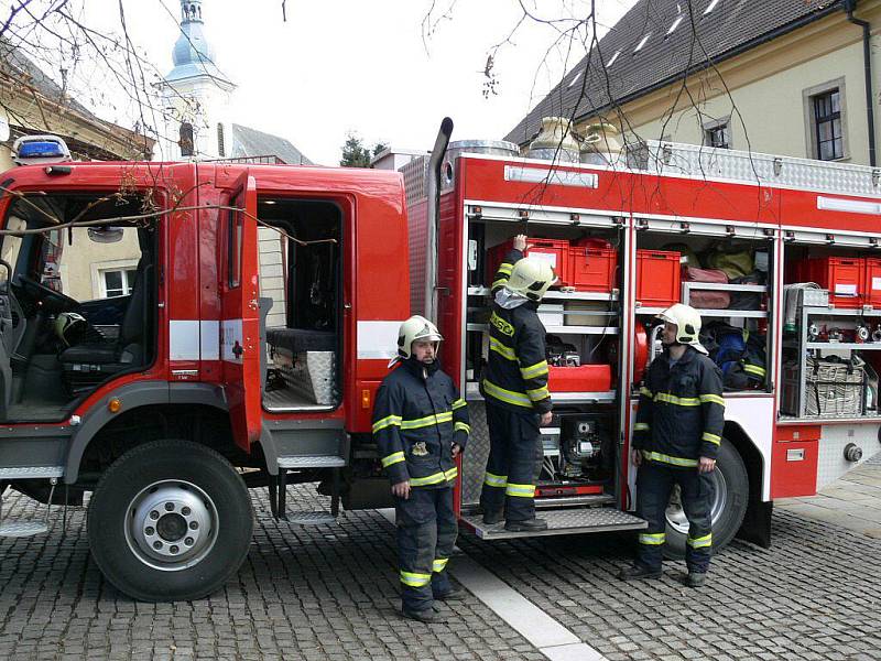 Zábřežští hasiči představili v pondělí 14. března před radnicí nově pořízenou cisternu
