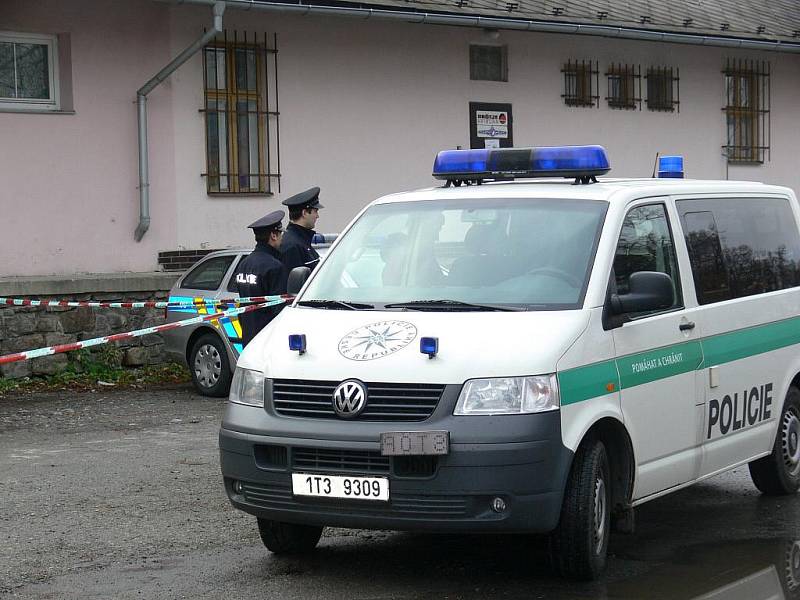 Policisté vyšetřují přepadení šumperské pošty u nádraží