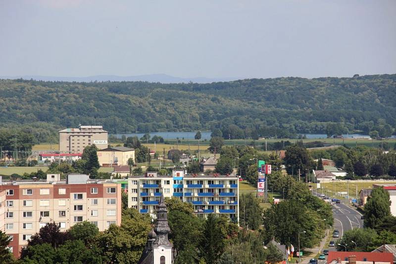 Z vyhlídky nad hodinovým strojem v městské věži u kostela svatého Tomáše z Canterbury v Mohelnici je krásný pohled nejen na celé město a okolí, ale také na hrady Bouzov a Mírov.