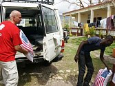 Pracovníci Arcidiecézní charity Olomouc Klára Löffelmannová a Martin Zamazal pomáhají na hurikánem zpustošeném Haiti.