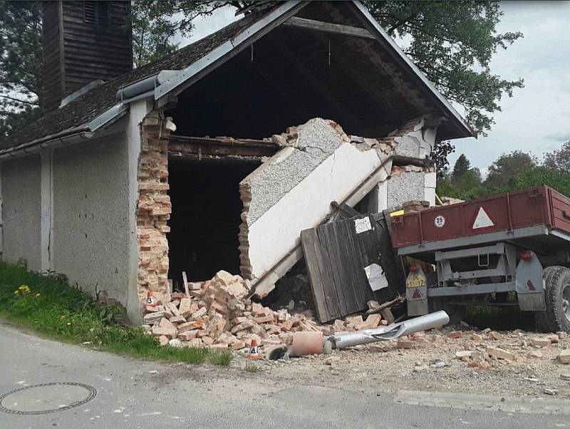 Nehoda traktoru v Dolní Libině.