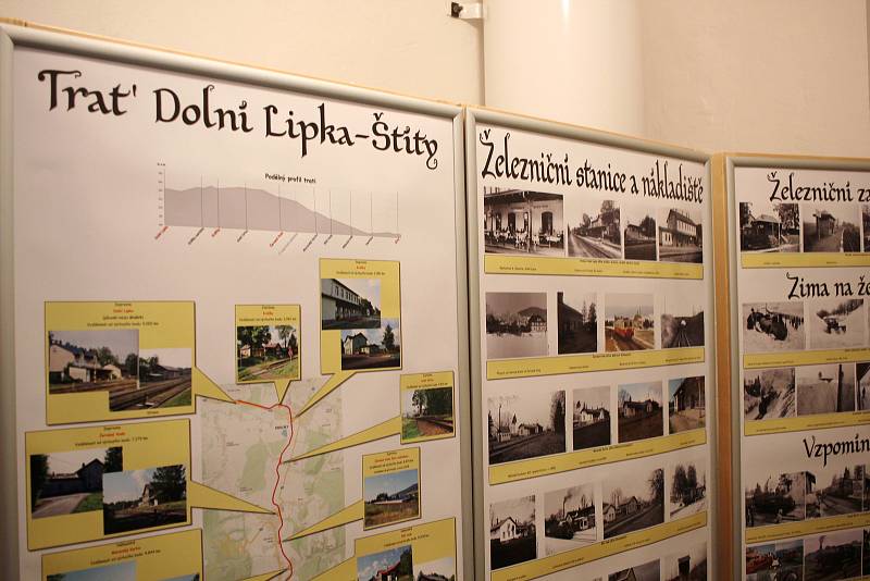 Parní vlak vypravený u příležitosti výročí 120 let trati Dolní Lipka - Štíty na nádraží ve Štítech.