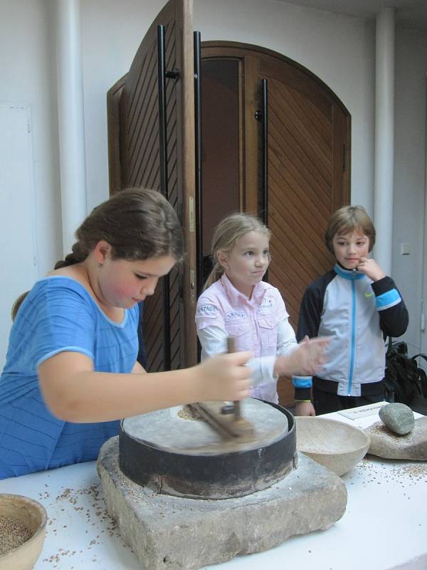 Jednodenní doplňkový program byl oslavou archeologie a nadšení z objevování. Malí i velcí návštěvníci při něm zkoušeli komfort bydlení v pravěku a zjišťovali, co bylo pro naše předky denním chlebem.