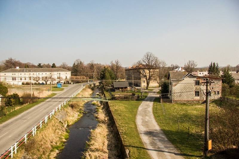 Hlučné bouchání kol ztichlo. To je znamení, že souprava překročila českou hranici. Po pár minutách vjíždíme do Jindřichova. 