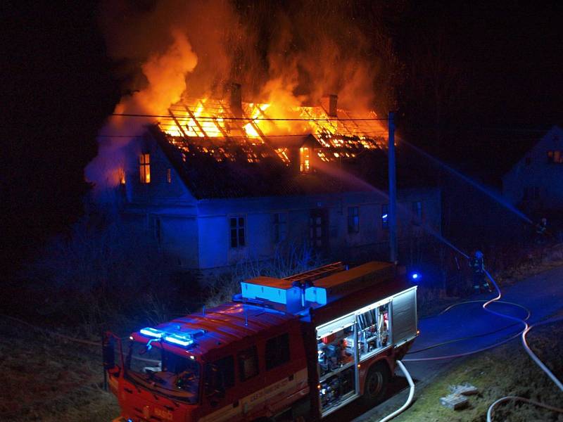 Hořící dům v Lipové-lázních, kde se stala vražda.