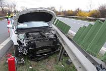 Dopravní nehoda na dálnici mezi Mohelnicí a Olomoucí na Velký pátek 15. dubna 2022 - osobní auto narazilo do odstavené dodávky, poté trefilo další vůz