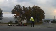 Motorkář najel v Mohelnici do policistky, která se jej snažila zastavit. Snímek incidentu zachycený kamerou policejního vozu