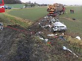 Tragická nehoda u Zvole. Řidič golfu zemřel po srážce s náklaďákem plným dřeva
