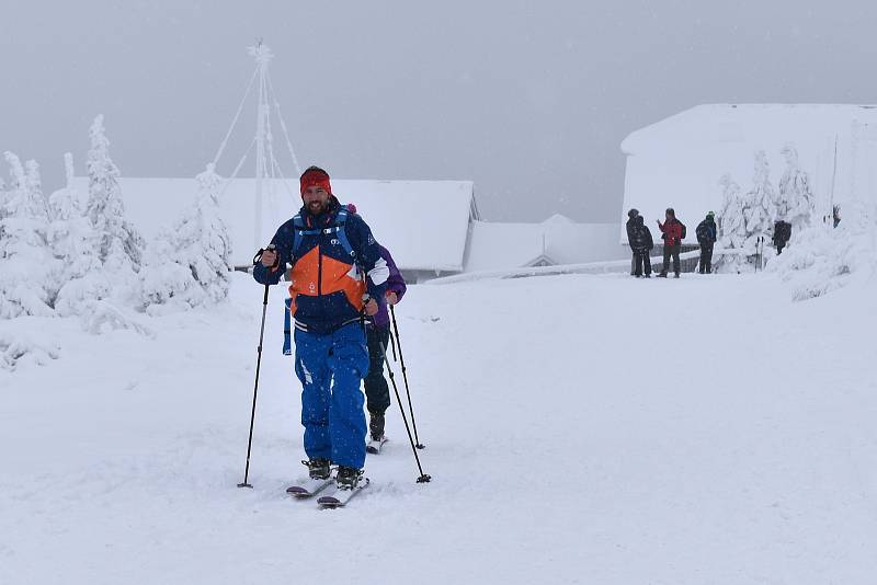 Turisté u chaty Jiřího na Šeráku. 9. ledna 2021