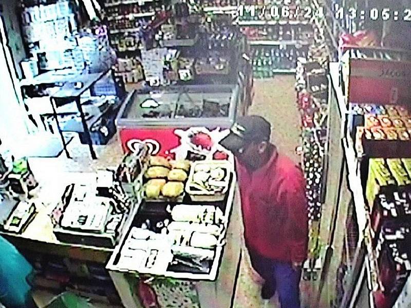 Bezpečnostní kamera zachytila lupiče, který 24. června kolem poledne přepadl prodavačku v prodejně potravin v Závořické ulici v Postřelmově