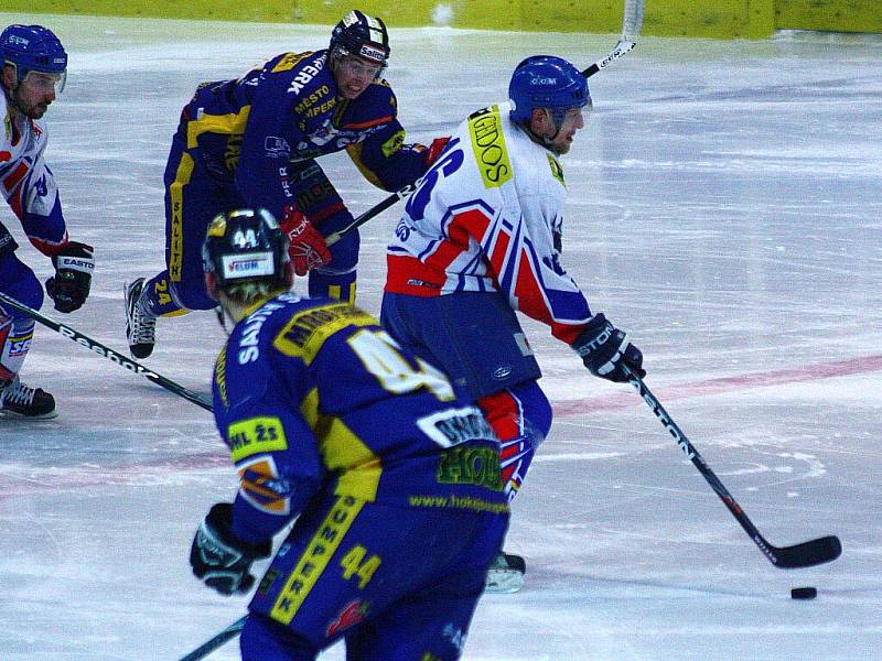 Draci porazili v rozhodujícím semifinále Nový Jičín (bílé dresy) a postoupili do finále ligy